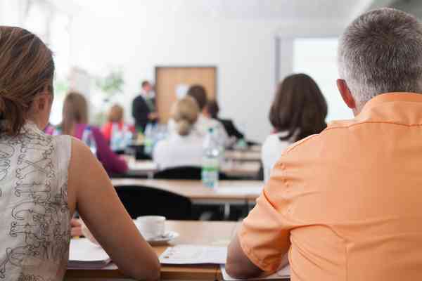 Ältere Personen im Klassenraum - © whitedesk - stock.adobe.com