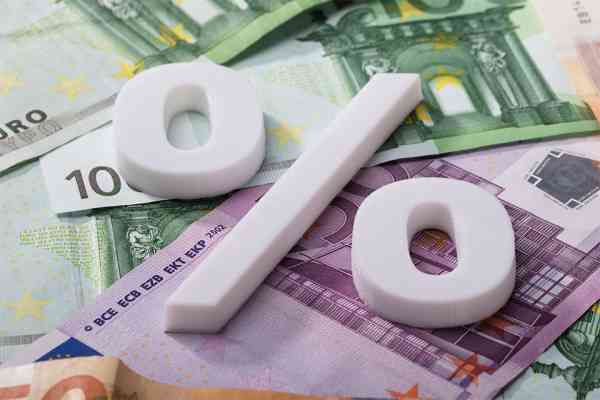 Prozentzeichen auf Geldscheinen - © Andrey Popov - stock.adobe.com